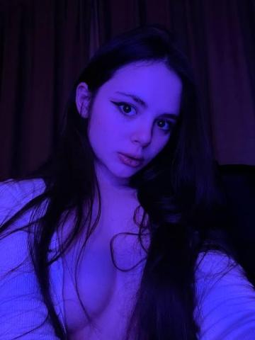 Алиса Кудрявая Брюнетка